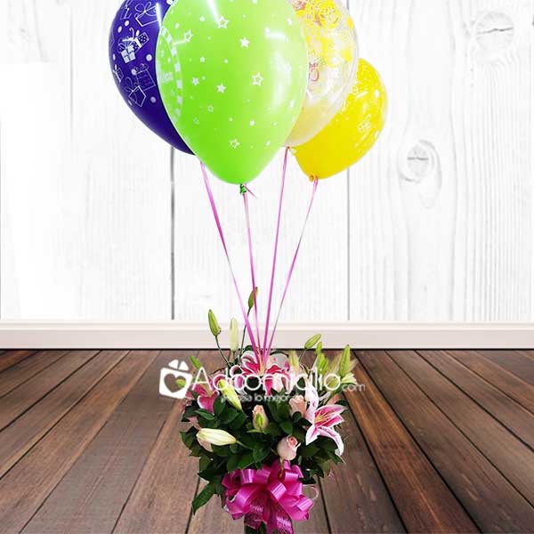 Ramos de flores para cumpleaños a domicilio en Manizales Jarrón de Lirios y Rosas con globos